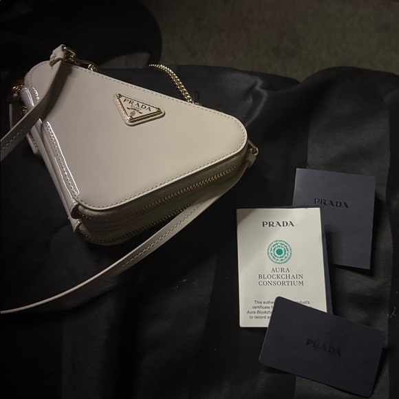 Authentic Prada Vernice Ivory Triangle Mini contenitori Bag - Picture 10 of 12